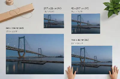 Moderne decoratieve poster brug tegen een achtergrond van schemering met kalm water