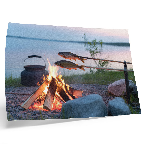 Poster Kampvuur bij het meer, vis aan stokjes, natuurlijk