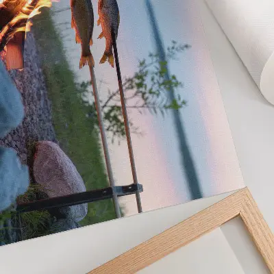 Poster kampvuur bij het meer met vis aan stokjes in natuurlijke stijl