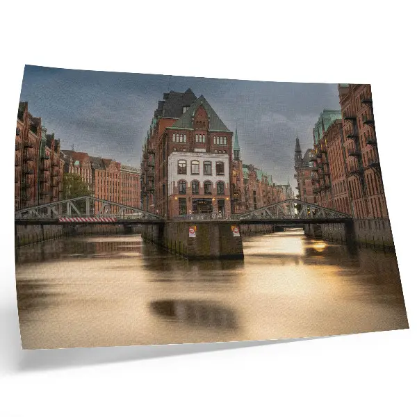 Stijlvolle wandposter sfeervolle architectuur met een brug over kalm water in de avond
