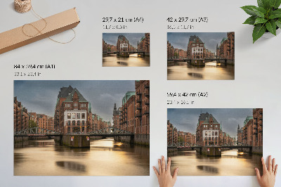 Stijlvolle wandposter Sfeervolle architectuur, brug, avond, kalm water