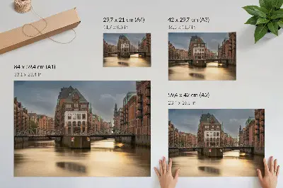Stijlvolle wandposter sfeervolle architectuur met een brug over kalm water in de avond