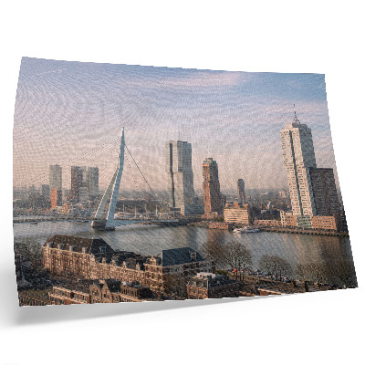 Moderne decoratieve poster Indrukwekkende wolkenkrabbers en een elegante brug over de rivier.