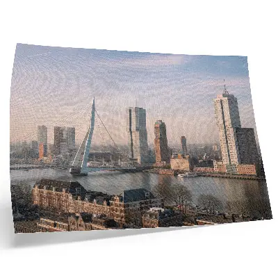 Moderne decoratieve poster met indrukwekkende wolkenkrabbers en een elegante brug over de rivier