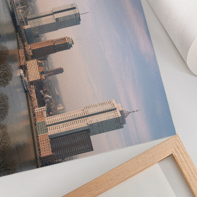 Moderne decoratieve poster Indrukwekkende wolkenkrabbers en een elegante brug over de rivier.