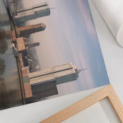 Moderne decoratieve poster met indrukwekkende wolkenkrabbers en een elegante brug over de rivier
