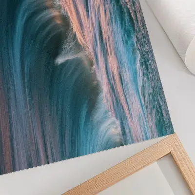 Moderne decoratieve poster met dynamische golven in turkoois en blauw bij zonsondergang