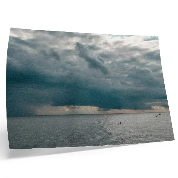 Moderne decoratieve poster met een stormachtige hemel boven een uitgestrekte oceaan