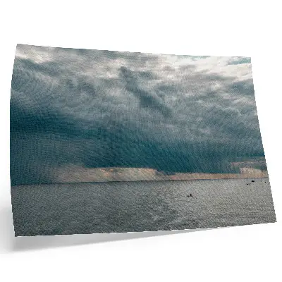 Moderne decoratieve poster met een stormachtige hemel boven een uitgestrekte oceaan