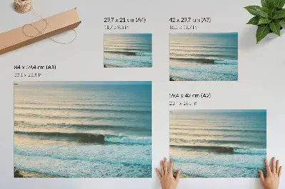 Stijlvolle wandposter met oceaangolven en surfers bij de horizon