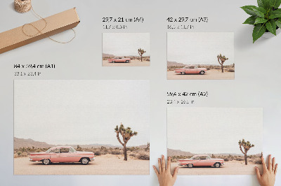 Poster Een oldtimer in de woestijn naast een eenzame boom.