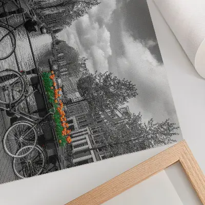 Poster charmant uitzicht op een kanaal met fietsen en tulpen in zwart en oranje