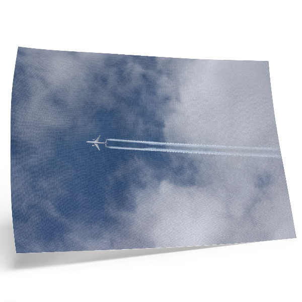 Poster Vliegtuig in de blauwe lucht met witte strepen