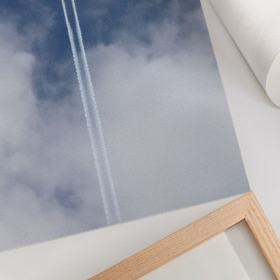 Poster Vliegtuig in de blauwe lucht met witte strepen