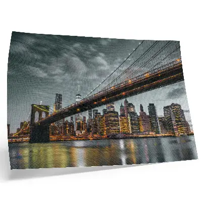 Stijlvolle wandposter Avondpanorama met een verlichte stadsbrug boven het water