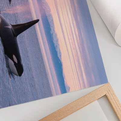 Moderne decoratieve poster Orka's tegen een pastelkleurig zeegezicht.