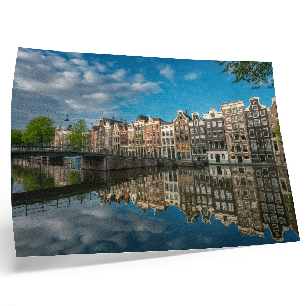 Poster Verleidelijke huurkazernes weerspiegeld in het kanaalwater.