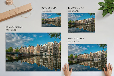 Poster Verleidelijke huurkazernes weerspiegeld in het kanaalwater.