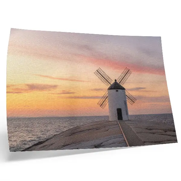 Stijlvolle wandposter windmolen in het licht van de zonsondergang met zee en pastelkleurige lucht