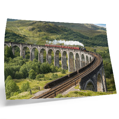 Moderne decoratieve poster Een viaduct met een trein tussen groene heuvels.