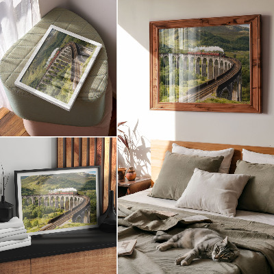 Moderne decoratieve poster Een viaduct met een trein tussen groene heuvels.