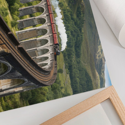 Moderne decoratieve poster Een viaduct met een trein tussen groene heuvels.