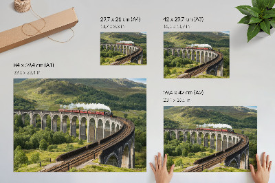 Moderne decoratieve poster Een viaduct met een trein tussen groene heuvels.