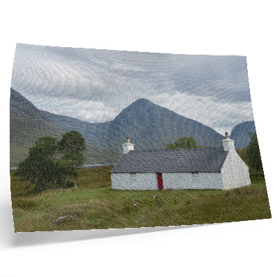 Moderne decoratieve poster Een wit huisje te midden van bergen en groen.