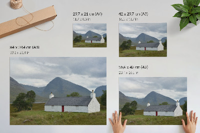 Moderne decoratieve poster Een wit huisje te midden van bergen en groen.