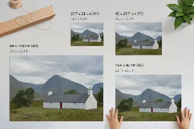 Moderne decoratieve poster wit huisje tussen bergen en groen