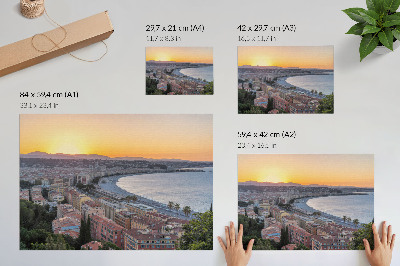 Moderne decoratieve poster Uitzicht op de stad bij zonsondergang boven de zee.