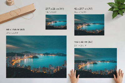 Poster Nachtzicht op de stad vanaf het water, met lichtgevende wolkenkrabbers.