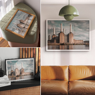 Stijlvolle wandposter Een indrukwekkend gebouw met schoorstenen boven de rivier.