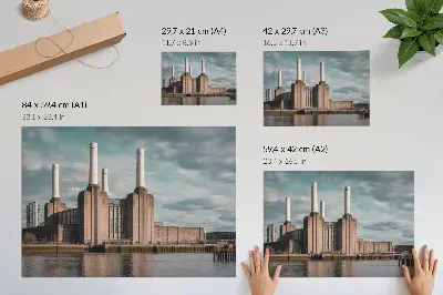 Stijlvolle wandposter indrukwekkend gebouw met schoorstenen langs de rivier