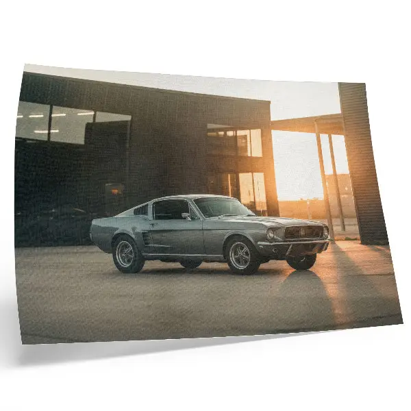 Stijlvolle wandposter met een klassieke auto tegen een architectonische achtergrond