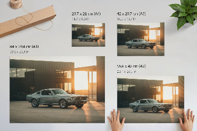 Stijlvolle wandposter Een klassieke auto met een architectonische achtergrond.
