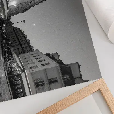 Moderne decoratieve poster met zwart-witte gebouwen en chique nachtelijke cafés