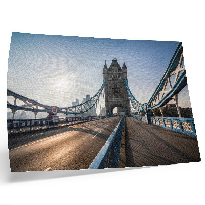 Stijlvolle wandposter Een klassieke stadsbrug in de zon.