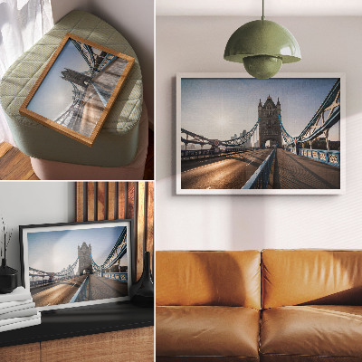 Stijlvolle wandposter Een klassieke stadsbrug in de zon.