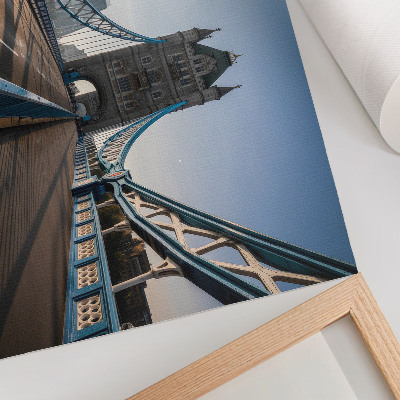 Stijlvolle wandposter Een klassieke stadsbrug in de zon.