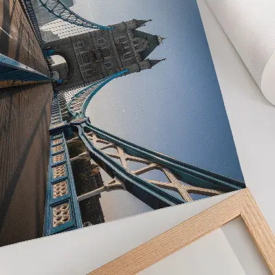 Stijlvolle wandposter met een klassieke stadsbrug in de zon