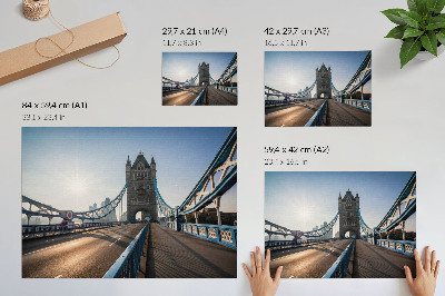 Stijlvolle wandposter Een klassieke stadsbrug in de zon.