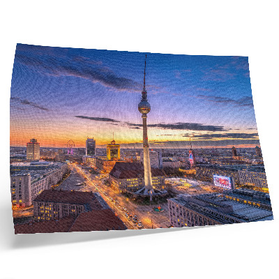 Moderne decoratieve poster De stad 's avonds met de prachtige kleuren van de zonsondergang.