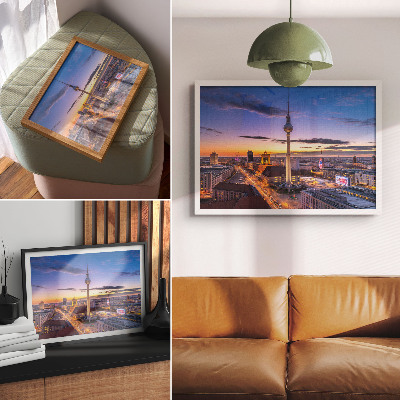 Moderne decoratieve poster De stad 's avonds met de prachtige kleuren van de zonsondergang.