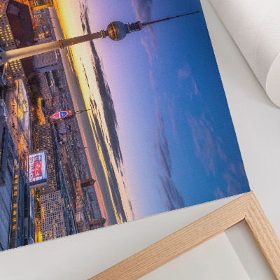 Moderne decoratieve poster De stad 's avonds met de prachtige kleuren van de zonsondergang.