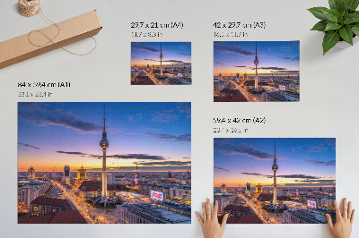 Moderne decoratieve poster De stad 's avonds met de prachtige kleuren van de zonsondergang.