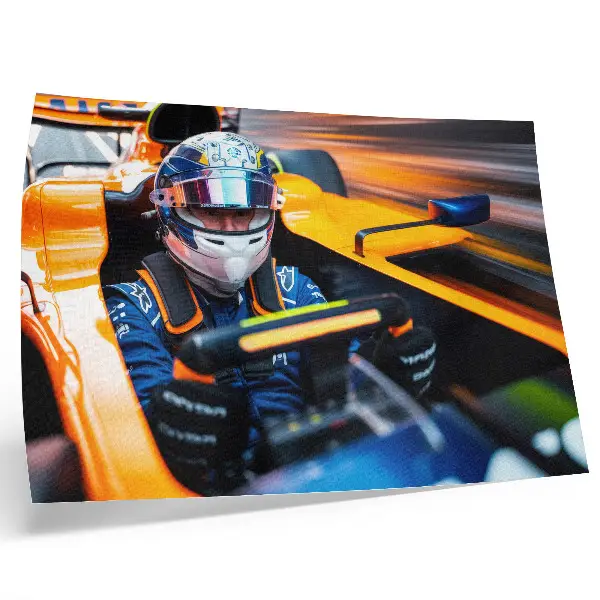 Poster van een coureur in een snelle racewagen vol energie