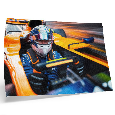 Poster Een coureur in een racewagen vol snelheid en energie.