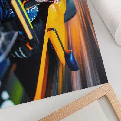 Poster van een coureur in een snelle racewagen vol energie
