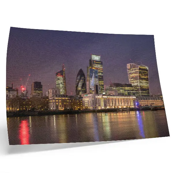 Moderne decoratieve poster met moderne wolkenkrabbers, lichtreflecties en de lucht